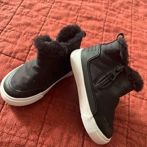 Boys Faux Fur lined winter boots with zipper. Size 5